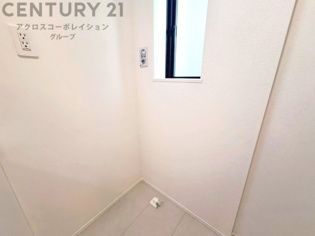 洗濯物の仕分け作業がしやすく、整理整頓が容易になります。洗濯音や湿気を他の部屋に持ち込まず、生活環境を快適に保ちます。上部を活用すれば収納スペースを確保でき洗剤や洗濯用品の整理もしやすくなります。
