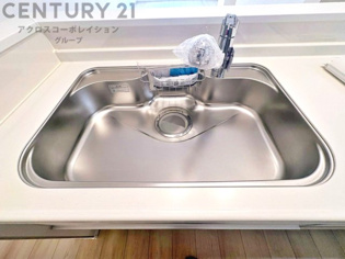 大きなシンクでお鍋などの大きな調理器具を洗う際にも便利です。
