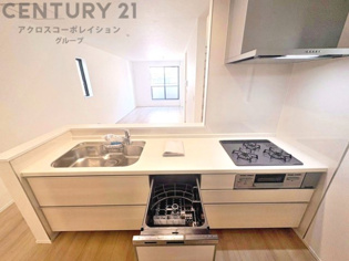 シンプルなデザインと使いやすさを兼ね備えた対面式システムキッチンは、効率的な作業スペースを提供し、家族やゲストとのコミュニケーションを促進します。