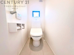 温水洗浄便座付トイレは温水洗浄機能により、暖かい水でおしりを洗浄することができ、冷たい水を使う従来の便座に比べ、温水洗浄機能で暖かいトイレを提供し、快適な使用を可能にします。