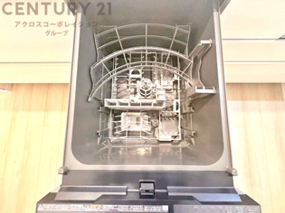 手洗いに比べて時間や労力を節約できることです。また、高温のお湯で洗浄されるため、雑菌や細菌を殺菌する効果もあります。さらに、乾燥機能があるため、手で拭く手間も省け衛生的に保管できます。
