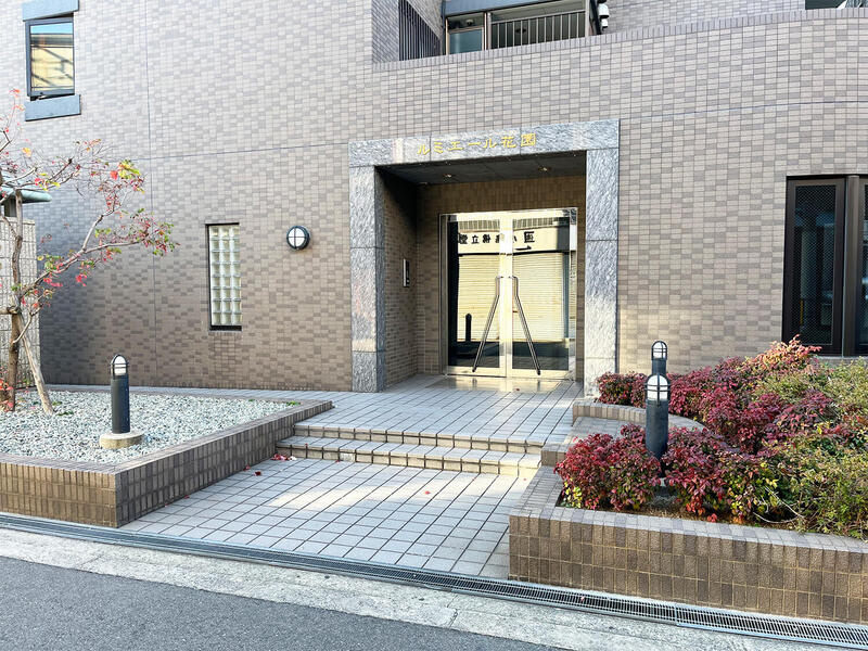 ルミエール花園のエントランス
