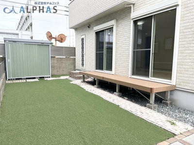 【庭】 | 高砂市梅井二丁目　一戸建て | ■広々とした南庭には、ウッドデッキがありバーベキューや水遊び等、多目的に使えます♪