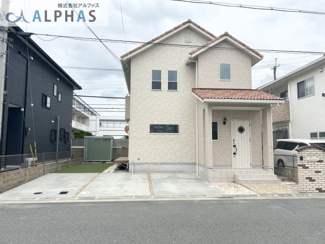 【外観】 | 高砂市梅井二丁目　一戸建て | ■並列3台駐車可能♪※車種による
■庭にも駐車すると4台可能です♪