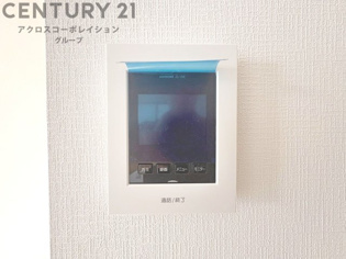 訪問者が来たときにテレビ画面で確認できるため、安心してドアを開けられます。録画機能があるものもあり、留守中に来訪者を記録しておくことができます。利便性が高く、セキュリティ面でも安心です。