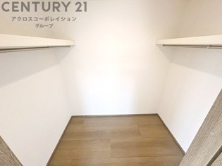 収納力が高く洋服や小物を整理しやすく、更衣室のように使え、部屋がすっきり保てます。収納の配置を自由に調整でき、換気性が良く防湿・防虫対策も可能。快適で機能的な生活空間を実現できます♪
