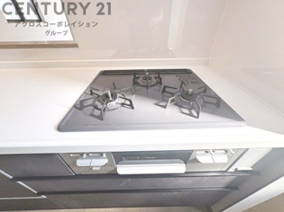 多数の調理器具を同時に使用でき、料理の効率化が可能。省エネで節約になり、様々な料理スタイルに適応できます。また、火力調整が独立しており、手入れや掃除もしやすく、今よりもっとお料理が楽しくなるかも。