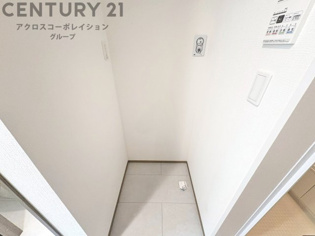 洗濯物の仕分け作業がしやすく、整理整頓が容易になります。洗濯音や湿気を他の部屋に持ち込まず、生活環境を快適に保ちます。上部を活用すれば収納スペースを確保でき洗剤や洗濯用品の整理もしやすくなります。