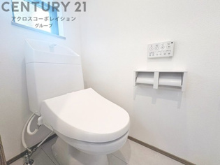 温水洗浄便座付トイレは温水洗浄機能により、暖かい水でおしりを洗浄することができ、冷たい水を使う従来の便座に比べ、温水洗浄機能で暖かいトイレを提供し、快適な使用を可能にします。