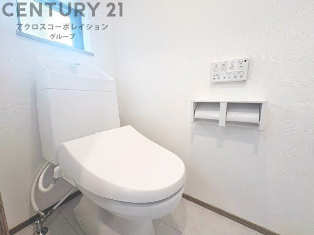 温水洗浄便座付トイレは温水洗浄機能により、暖かい水でおしりを洗浄することができ、冷たい水を使う従来の便座に比べ、温水洗浄機能で暖かいトイレを提供し、快適な使用を可能にします。