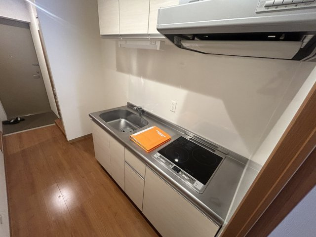 ピア旭町のキッチン|IHコンロのシステムキッチンは収納豊富でキッチン用品の整理整頓バッチリです☆