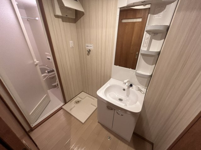 ピア旭町の洗面所|収納ポケット付き、洗顔などのバス用品もバッチリ収納できます♪洗濯機置き場ございます！