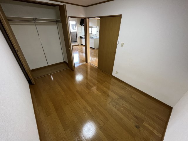 床が落ち着いた色合いで綺麗です♪