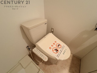 温水洗浄便座付きのトイレです♪
