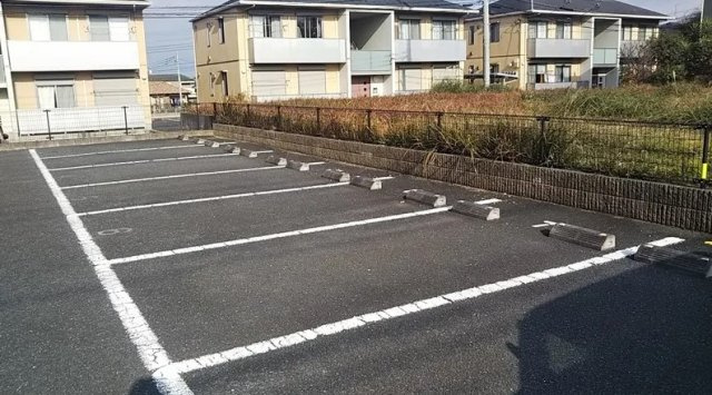 レオパレスウィルほたる野の駐車場