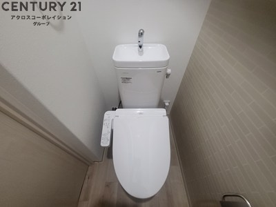 温水洗浄便座付きのトイレです♪