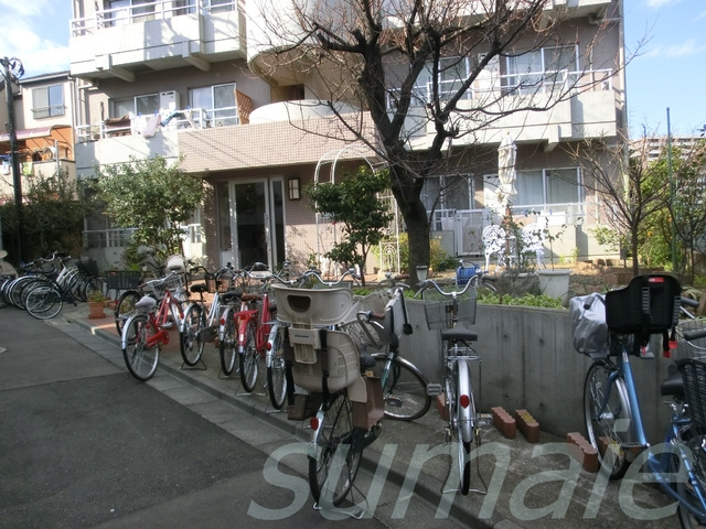 アドレ志茂のその他共用部分|建物入口に駐輪スペース！
