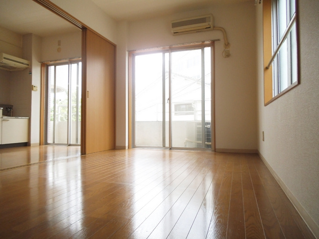 アドレ志茂の居間・リビング|2面採光で明るいお部屋です！