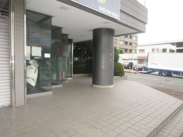横浜市青葉区田奈町の店舗事務所の外観