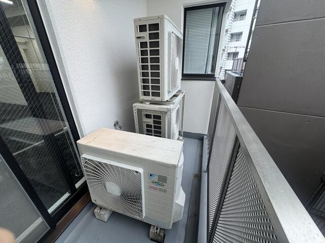 一番町コートのバルコニー|バルコニー兼室外機（３台個別… 