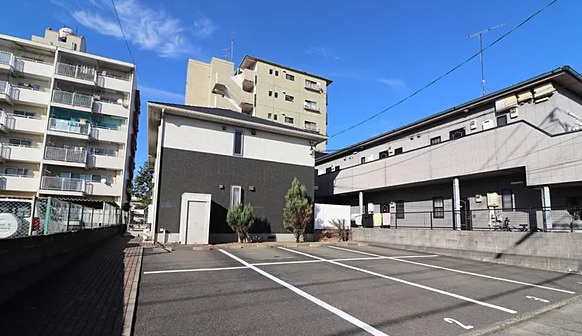 プレフェランス長門石の駐車場