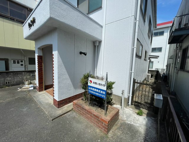 豊川市光明町貸店舗の外観