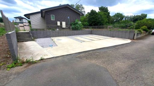 寄居町赤浜　中古住宅平屋建（太陽光発電付ｵｰﾙ電化住宅）の前面道路含む現地写真