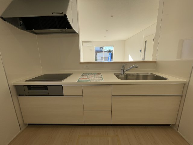 【キッチン】 | 【新築分譲住宅　～クレイドルガーデン～】山形市千歳第4　☆全1棟☆ | 【Counter Kitchen】
お料理を効率的に、楽しく。ママの毎日のお料理を効率的にしてくれる動線は「１分でも家事の時間を短縮したい」という思いを叶えてくれます(*^-^*)