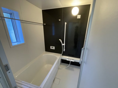 【浴室】 | 【新築分譲住宅　～クレイドルガーデン～】山形市千歳第4　☆全1棟☆ | 【Bathroom】
ゆったりとした大き目の浴槽が嬉しい。毎日の疲れを取る癒しの場所だからこそこだわった空間です。リラックスできる優しいカラーで、時を忘れるほどのんびりできる空間に。