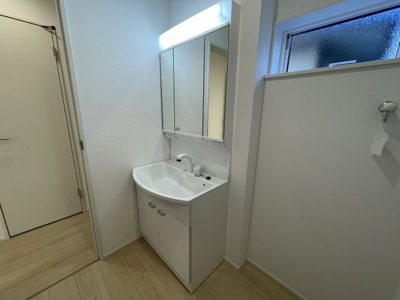 【独立洗面台】 | 【新築分譲住宅　～クレイドルガーデン～】山形市千歳第4　☆全1棟☆ | 【Bathroom vanity】
脱衣スペースを含む空間はゆとりの広さを設け、また洗面化粧台の鏡の後ろに収納スペースを設ける事により、散らかりやすい洗面スペースをスッキリ保てます。