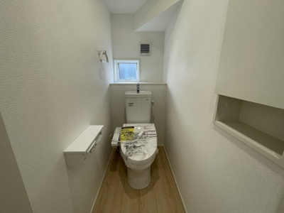 【トイレ】 | 【新築分譲住宅　～クレイドルガーデン～】山形市千歳第4　☆全1棟☆ | 【Toilet】
ウォシュレット機能付きシャワートイレは、ツイントルネード洗浄なので、少ない水でもしっかりと前方の返し部分から後方部までしっかり洗浄！