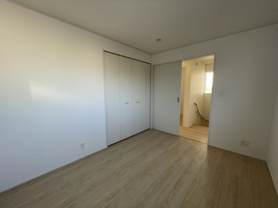 【洋室】 | 【新築分譲住宅　～クレイドルガーデン～】山形市千歳第4　☆全1棟☆ | 【Style Room】
家族一人ひとりの大切なプライベート空間。趣味・感性で個性的に飾って頂けるようシンプルに仕上げてあります。自分時間を充実させながら心豊かなひとときを過ごすための大切な空間。