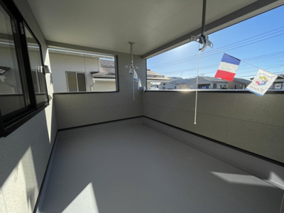 【バルコニー】 | 【新築分譲住宅　～クレイドルガーデン～】山形市千歳第4　☆全1棟☆ | 【Balcony】
屋根付きでひろびろバルコニーですので、物干しは勿論、お酒を飲みながら寛ぐスペースとしてもいかがでしょうか？