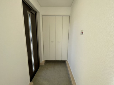 【玄関】 | 【新築分譲住宅　～クレイドルガーデン～】山形市千歳第4　☆全1棟☆ | シンプルな玄関です♪収納も完備しています！