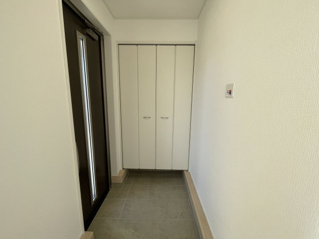 【玄関】 | 【新築分譲住宅　～クレイドルガーデン～】山形市千歳第4　☆全1棟☆ | シンプルな玄関です♪収納も完備しています！