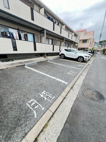 アルファ門戸の駐車場