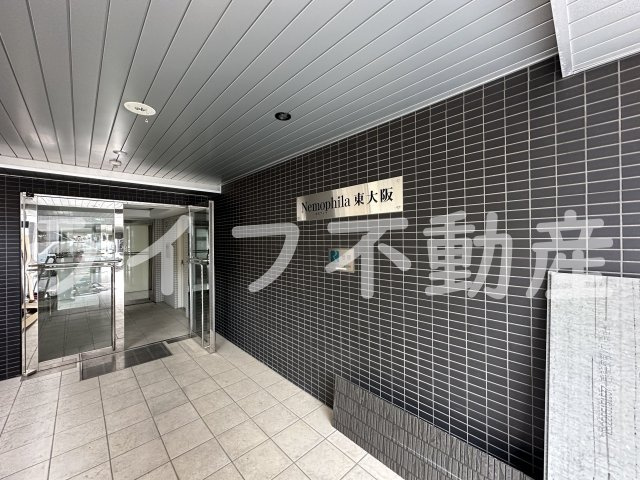 ネモフィラ東大阪のエントランス