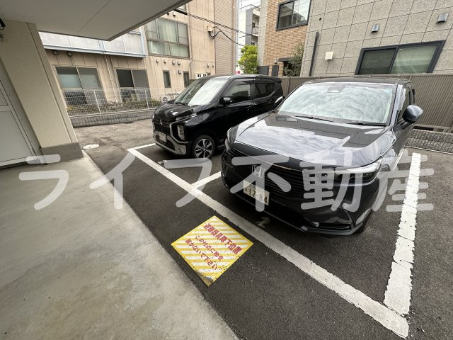 ネモフィラ東大阪の駐車場