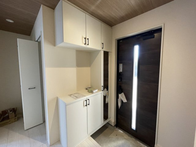【玄関】 | 【新築分譲住宅～GRAFARE～】山形市円応寺町　2期　全1棟 | 【Entrance】
清潔感溢れる玄関がお出迎えする本邸宅の物語は、ここから始まる日常を期待させます。この場所には「希望」と「優越」で包み込んでくれる「特別」な空間があります。