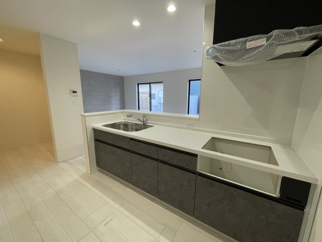 【キッチン】 | 【新築分譲住宅～GRAFARE～】山形市円応寺町　2期　全1棟 | 【Kitchen】
ご家族みんなで調理ができる位のスペースを実現したキッチン空間となっております。みんなで作った料理を召し上がりながらの会話は、どのような物になるのでしょうか。パントリーもございます。