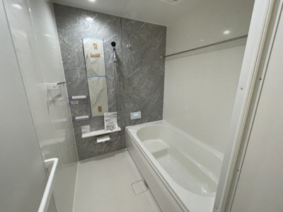 【浴室】 | 【新築分譲住宅～GRAFARE～】山形市円応寺町　2期　全1棟 | 【Bathroom】
快適な使い心地とゆとりある空間が1日の疲れを解きほぐすバスルーム。空間も浴槽もゆったりのびのび使えるゆとり設計。快適なリラックスタイムを過ごせます。