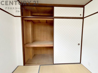 押入れは季節の衣類、寝具などを収納できます。伝統的な美しさと実用性が融合し、収納物を保護する調湿・換気効果があります。使い方によっては書類や小物なども効果的に整理でき空間を有効活用できます。
