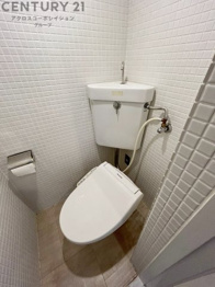 温水洗浄便座付トイレは温水洗浄機能により、暖かい水でおしりを洗浄することができ、冷たい水を使う従来の便座に比べ、温水洗浄機能で暖かいトイレを提供し、快適な使用を可能にします。
