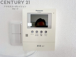 訪問者が来たときにテレビ画面で確認できるため、安心してドアを開けられます。録画機能があるものもあり、留守中に来訪者を記録しておくことができます。利便性が高く、セキュリティ面でも安心です。
