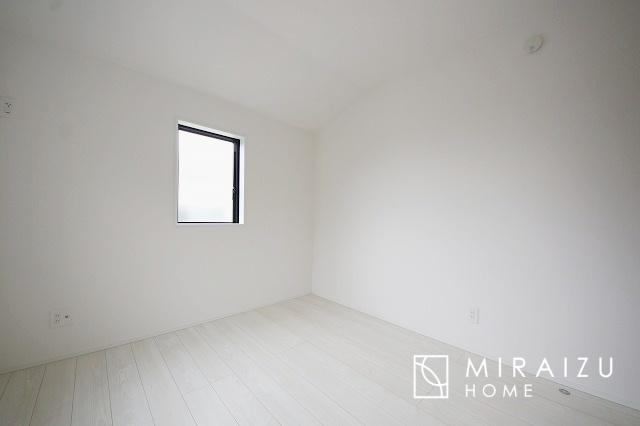 【洋室】 | 居心地の良さそうなリラックスできる空間。独立性のある建物ですので、ご自分の時間を大切にしたご家族様にぴったりです！