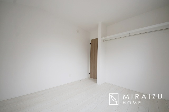 【寝室】 | 広さのある洋室は、ご夫婦様の寝室にぴったりですね。ご主人様の趣味のものや書斎などにも使用できるくらいの広さが嬉しいです。収納もばっちり完備してますのでお荷物が多いご家族様も安心してお暮しいただけます！