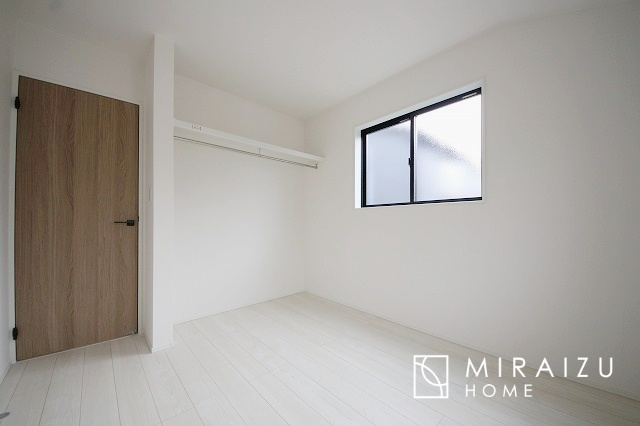 【子供部屋】 | お子様のお部屋にも主寝室にも使えますね。窓が二面についていますので採光もばっちり、空気の入れ替えもOK！自分のお部屋を持ちたいお子様の夢を叶えます！