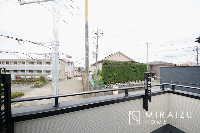 【バルコニー】 | 小鳥の鳴き声で目覚める朝、爽やかな風が入ります。太陽の陽射しでお洗濯物がカラッと乾き、気持ちの良い洋服とお布団で快適に過ごせます。