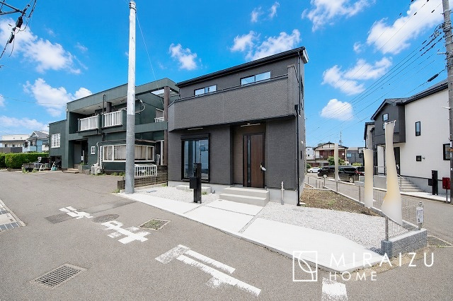 【外観】 | 青く澄み渡った綺麗な空と、陽の光をたっぷりと受ける、そんな新築住宅で新生活をスタートしてみませんか？見学・ご相談等、ミライズホーム(株)までお気軽にご連絡下さい。