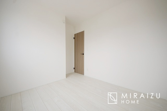 【子供部屋】 | 床のフローリングもオシャレな洋室が嬉しいです。独立性のある住宅ですので、各居室それぞれ、テイストの違うお部屋インテリア造りをしても面白いかもしれませんね！